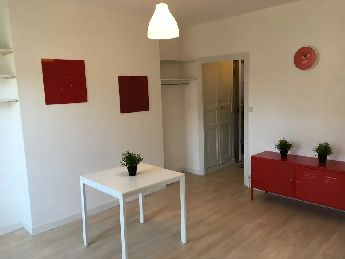 Vue de l'intérieur du studio Le Pratique près de la gare d'Angers